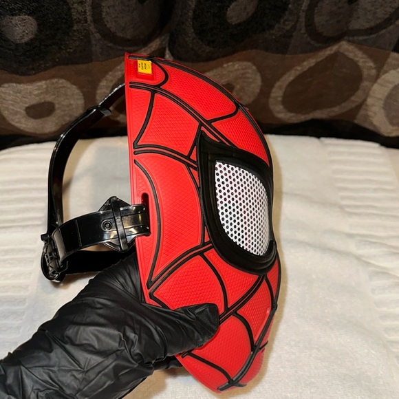 DISNEYPARKS MARVEL EXCLUSIVE- SPIDERMAN LIGHT UP BRAIN 😆 AND TALKING MASK - Picture 6 of 10